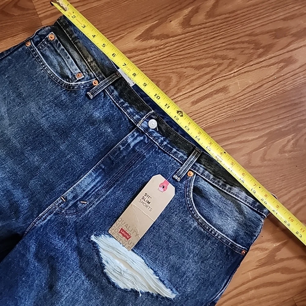 NWT Levi's 511 fall at knee shorts size 40 distressed‎